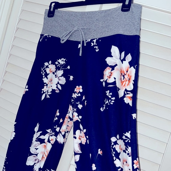 Woman’s lounge pants - Picture 2 of 6